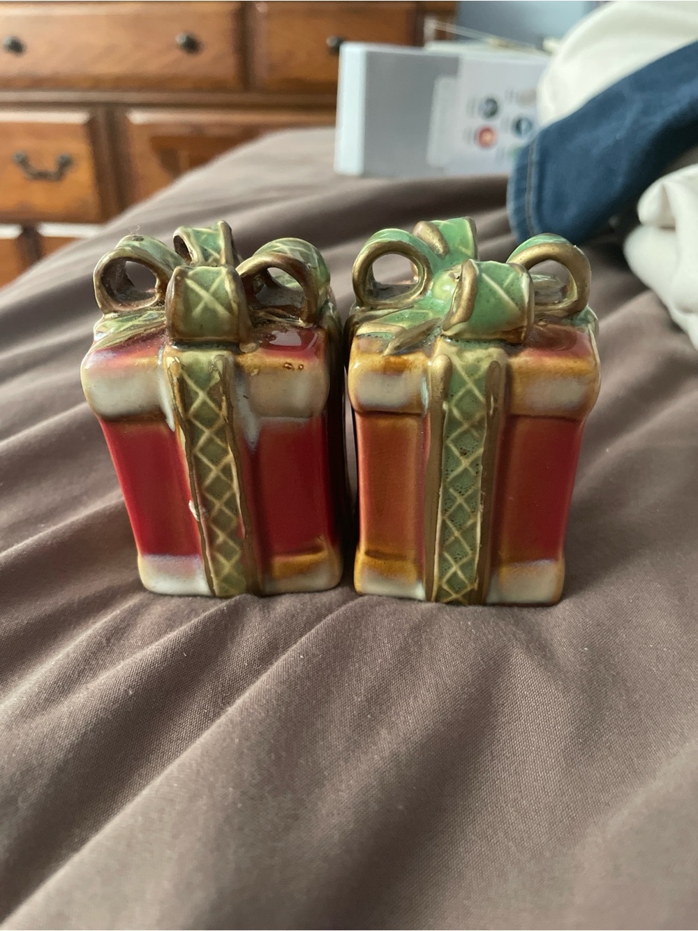 Holiday Ceramic Present Salt and Pepper Shakers Red , Green & Gold